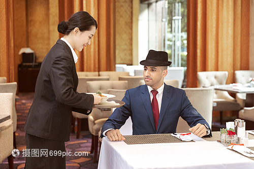 酒店餐饮服务 专业上菜技巧与客户体验提升